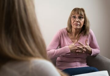 Zwei Frauen einander gegenüber im Gespräch